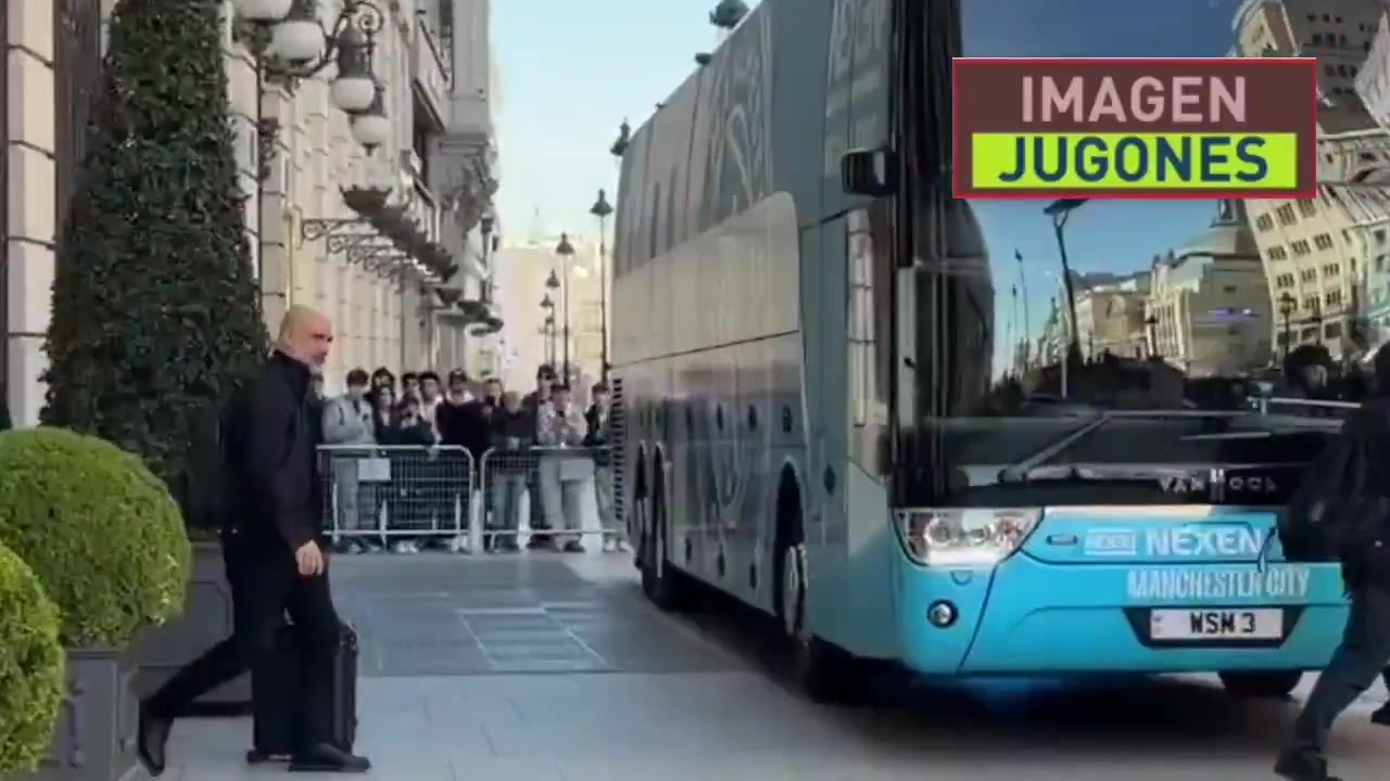 PP电子-瓜帅赛后离开酒店启程返回曼彻斯特，面带笑容向球迷挥手